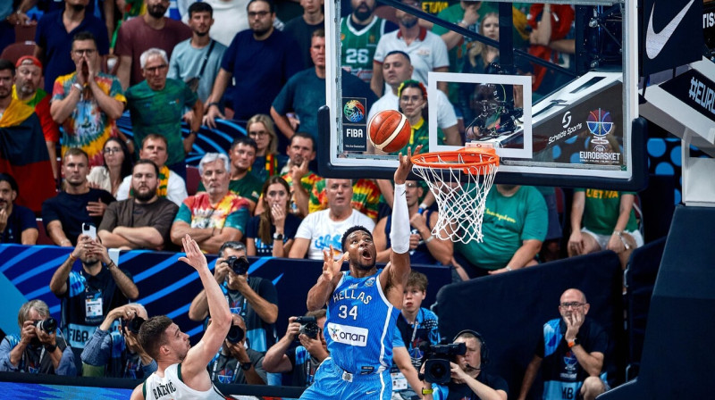 Jannis Adetokunbo gūst punktus Eiropas meistarsacīkšu ceturtdaļfinālā pret Lietuvas valstsvienību. Foto: FIBA