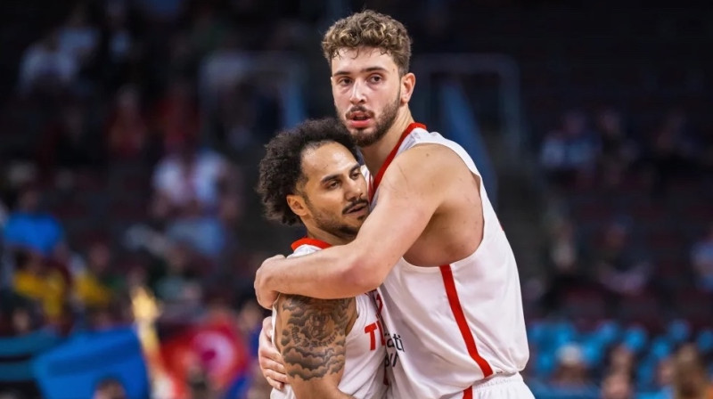 Šeins Larkins un Alperens Šengins. Foto: FIBA