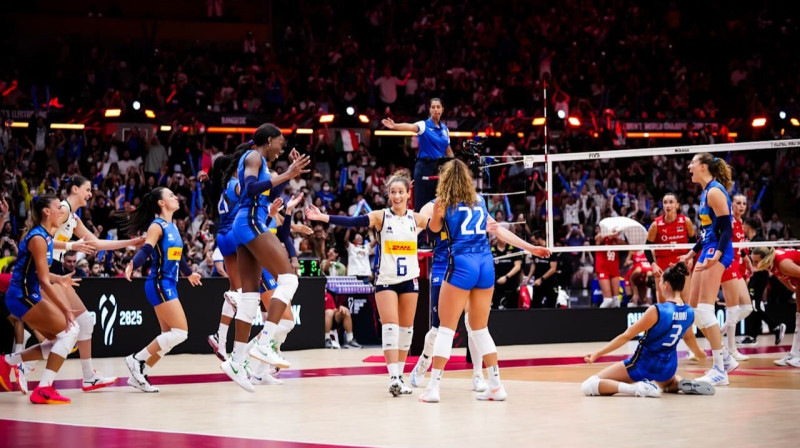 Itālijas valstsvienības volejbolistes mirkli pēc triumfa pasaules meistarsacīkstēs Bangkokā. Foto: Volleyballworld.com