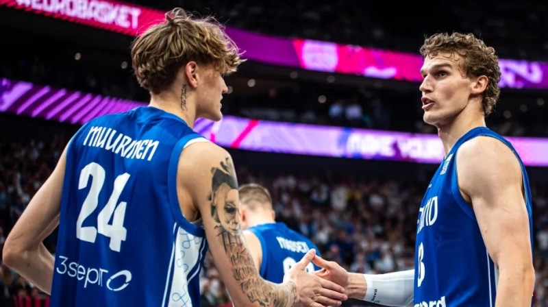 Mīka Mūrinens un Lauri Markanens. Foto: FIBA