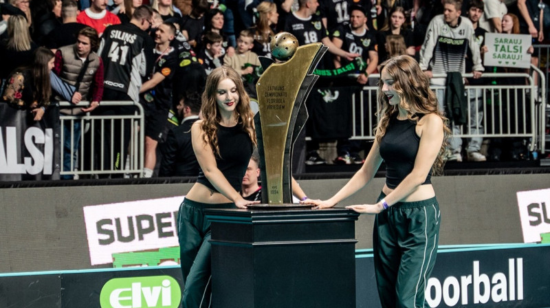 Elvi florbola līgas vīriešiem galvenā trofeja. Foto: LFS
