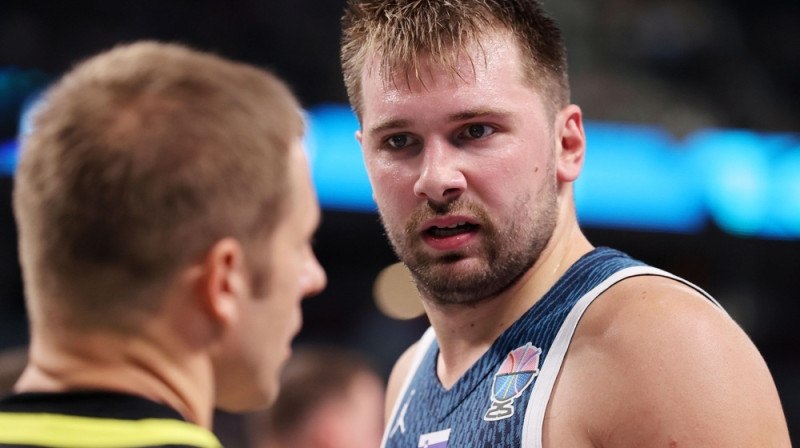 Luka Dončičs un viens no arbitriem. Foto: picture alliance/Scanpix