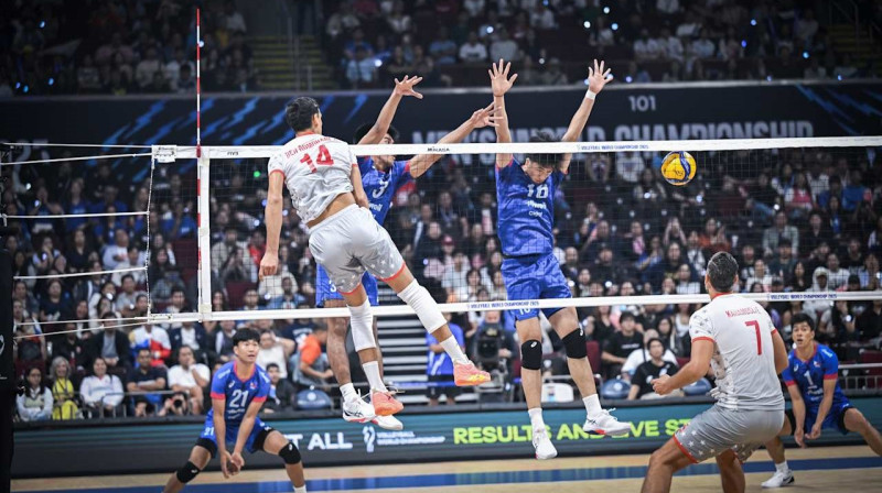 Tunisietis Usama ben Romdāns apspēlē filipīniešu bloku. Foto: Volleyballworld.com