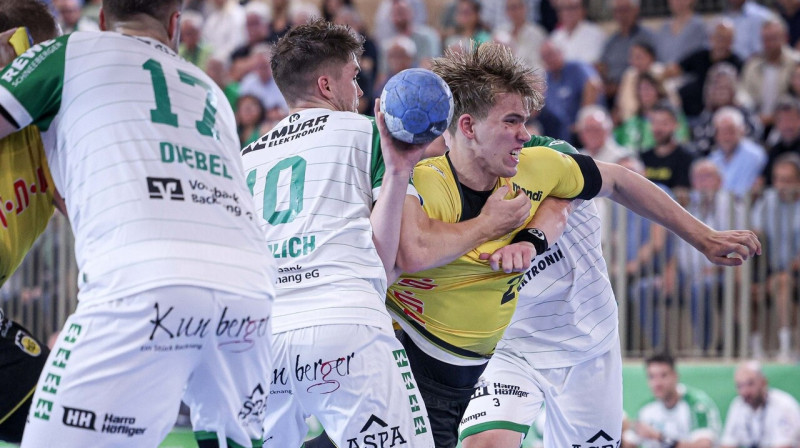 Jānis Pāvels Valkovskis, tiecoties pēc metiena. Foto: Alexander Becher