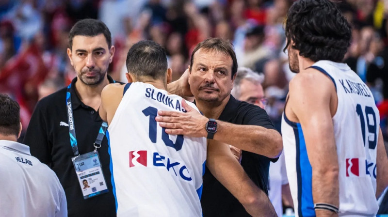 Ergins Atamans un Kostas Slukass 2025. gada 12. septembrī. Foto: FIBA