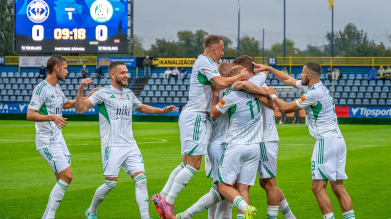 Daniels Balodis (pirmais no kreisās puses) un Prešovas "Tatran" futbolisti Mihalovcē. Foto: FC Tatran Prešov