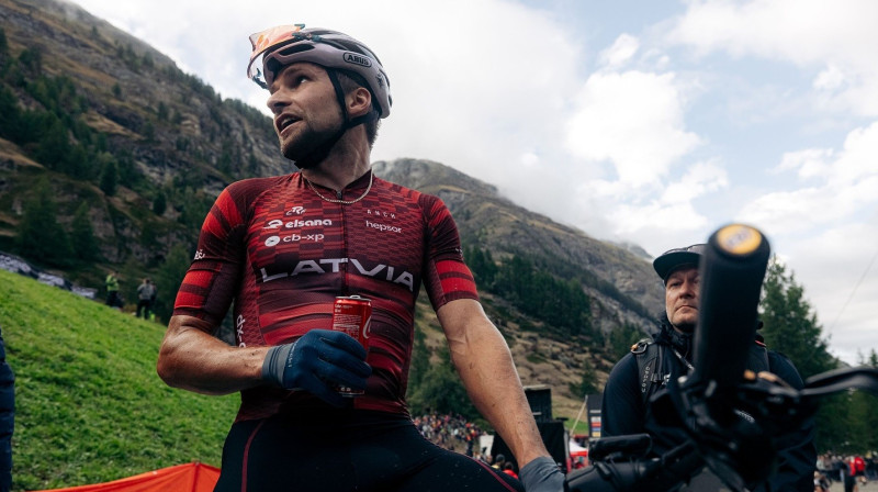 Mārtiņš Blūms (no kreisās) kopā ar treneri Jāni Veidi
Foto: KMC Ridley Cycling team