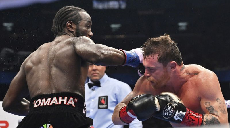 Terenss Krofords pret Kanelo Alvaresu. Foto: AP/Scanpix