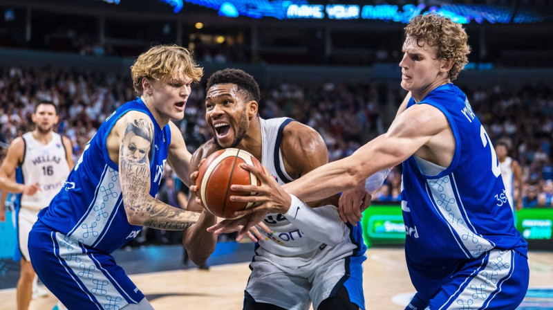 Jannis Adetokunbo starp Mīku Mūrinenu un Lauri Markanenu. Foto: FIBA