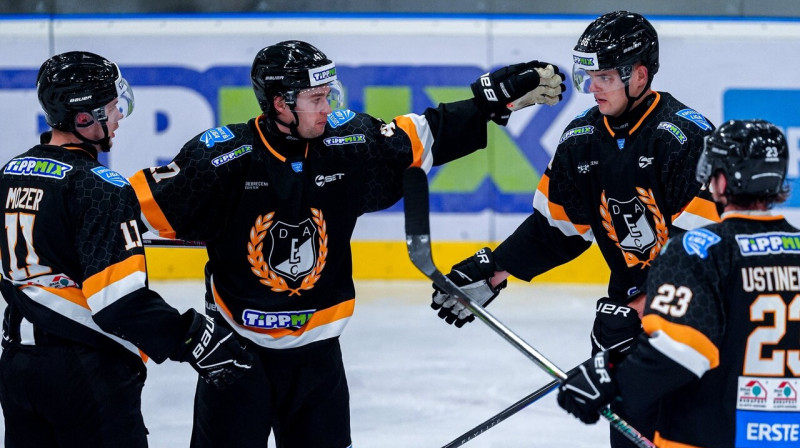 Kirils Galoha (Nr. 47) ar komandas biedriem. Foto: Derencsényi István/DEAC Jégkorong