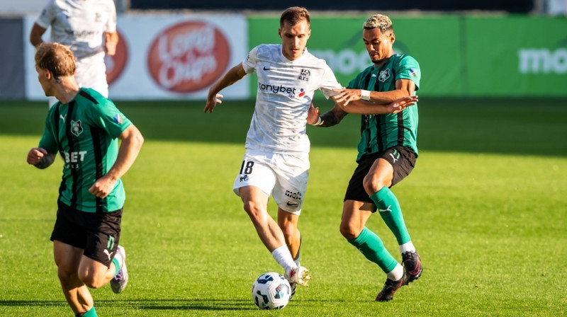 Dmitrijs Zelenkovs pret Džeksonu Keniu. Foto: Sanita Ieva Sparāne/FK RFS