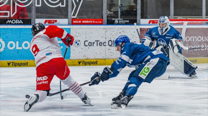Renārs Krastenbergs metienā cīņā pret Kladno komandu. Foto: Tadeáš Linek/HC Olomouc