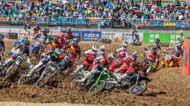 Pauls Jonass (#41) pirmā brauciena startā cīnījās par "Top 3". Foto: Kawasaki Racing EU