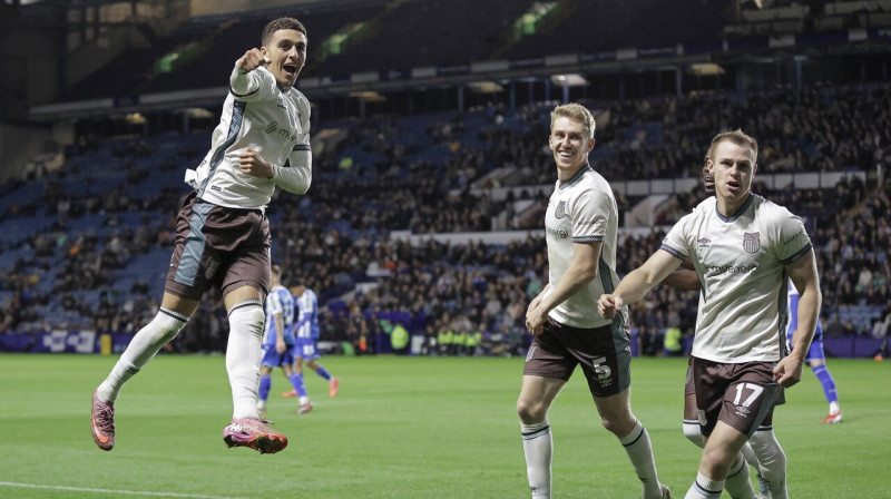Grimsbijas komandas futbolisti pēc vārtu guvuma Anglijas Līgas kausa sešpadsmitdaļfināla cīņā Šefīldā. Foto: Jez Tighe/Pro Sports Images/Scanpix