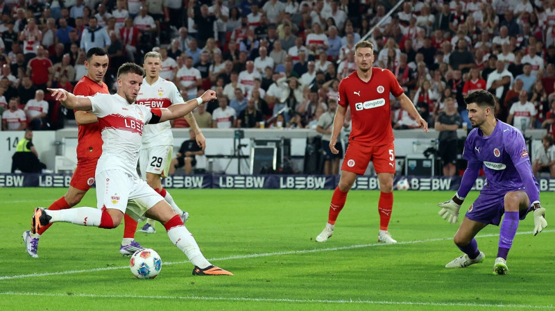 Mirklis pirms Ermedins Demirovičs panāks 1:0 Štutgartes labā spēlē pret Hamburgas "St. Pauli". Foto: Ralf Brück/Imago Images/Scanpix