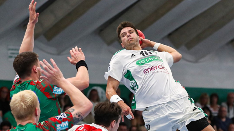 Renārs Uščins metienā. Foto: HSV Hannover-Burgdorf