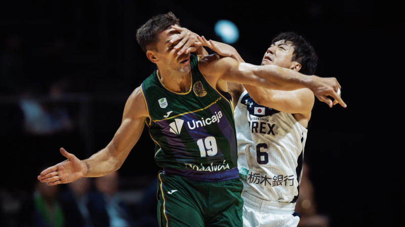 Malagas "Unicaja" bosnietis Emirs Sulejmanovičs cīņā pret Ucunomijas "Brex" spēlētāju Makoto Hiedžimu. Foto: FIBA