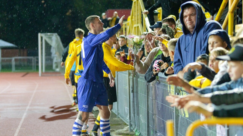 Šauļu komandas futbolisti un līdzjutēji pēc spēles. Foto: FA Šiauliai