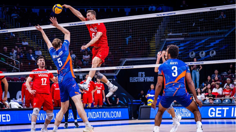 Bosniešu izcelsmes turks Marko Matičs uzbrukumā pasaules meistarsacīkšu astotdaļfinālā pret Nīderlandi. Foto: VolleyballWorld.com
