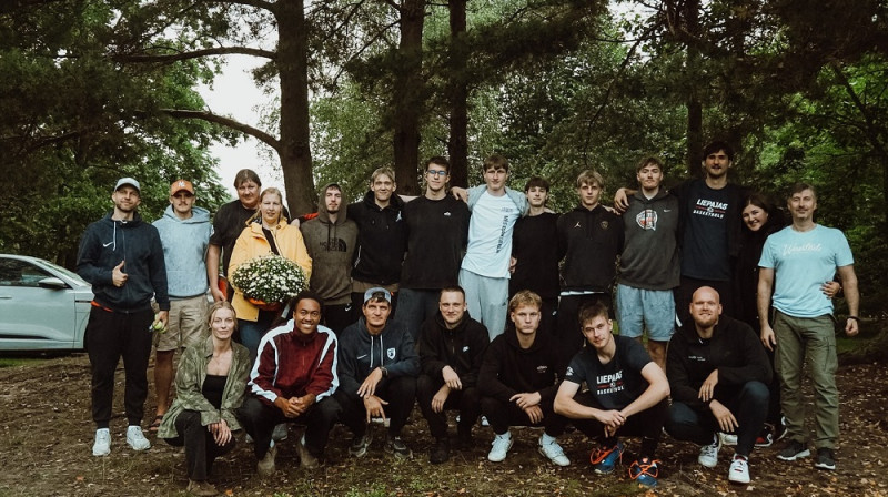 Žigimants un Līga Krēsliņi ar Liepājas basketbolistiem. Foto: Liepājas basketbols