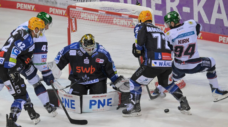 Kristers Gudļevskis Brēmerhāfenes "Fischtown Pinguins" cīņā pret Berlīnes "Eisbären". Foto: Burghard Schreyer/Kolbert-Press/Scanpix