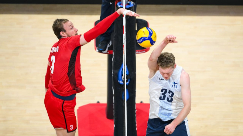Beļģis Sems Dero uzbrukumā pasaules meistarsacīkšu astotdaļfinālā pret Somijas valstsvienību. Foto: VolleyballWorld.com