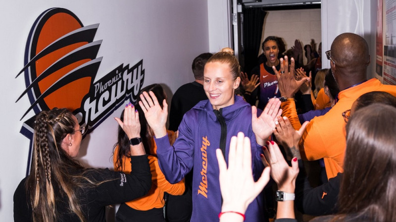 Kitija Laksa pēc iekļūšanas WNBA pusfinālā. Foto: Phoenix Mercury