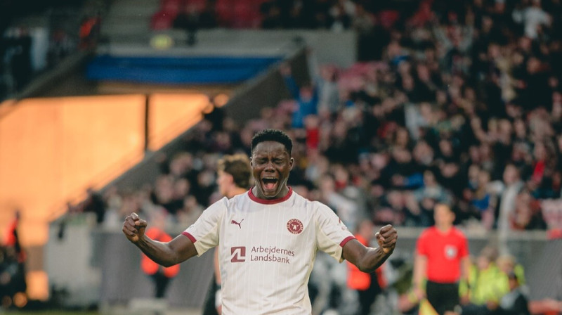 Herningas "Midtjylland" uzbrucējs Frankulinu Džū pēc komandas biedra vārtu guvuma. Foto: FC Midtjylland