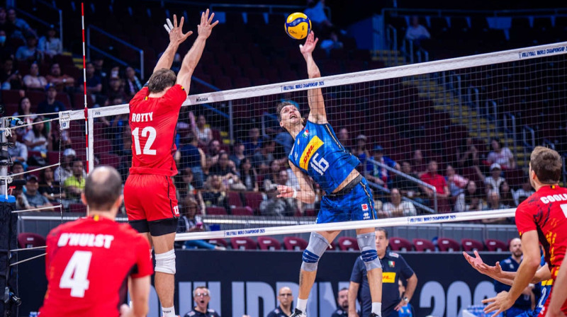 Itālijas valstsvienības volejbolists Juri Romāno uzbrukumā spēlē pret Beļģiju pasaules meistarsacīkšu ceturtdaļfinālā. Foto: VolleyballWorld.com