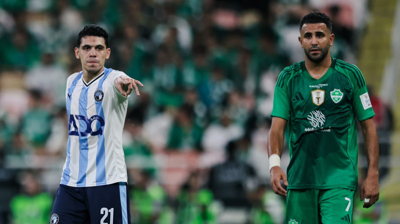 Kairas "Pyramids" aizsargs Mohameds Hamdi un Džidas "Al Ahli" uzbrucējs Rijāds Mehrezs. Foto: Pyramids FC