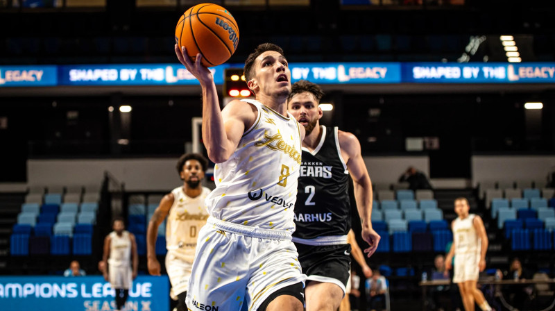 Levices "Patrioti" basketbolists Novaks Musičs uzbrukumā. Foto: FIBA