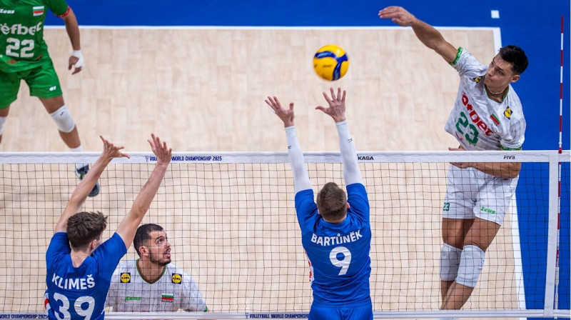 Bulgārs Aleksandars Nikolovs uzbrukumā pasaules meistarsacīkšu pusfinālā pret Čehiju. Foto: VolleyballWorld.com