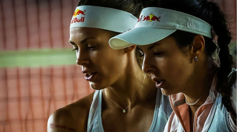 Tīna Graudiņa un Anastasija Samoilova. Foto: volleyballworld.com