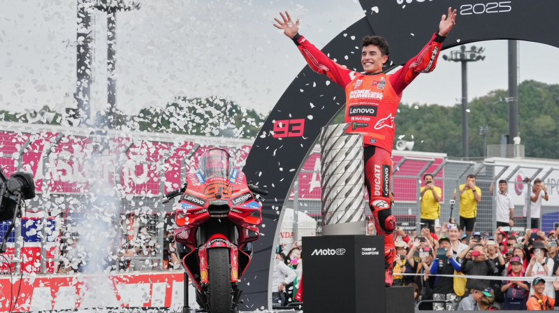 Marks Markess pēc Japānā nodrošinātā triumfa "Moto GP" 2025. gada kopvērtējumā. Foto: Hiro Komae/AP/Scanpix
