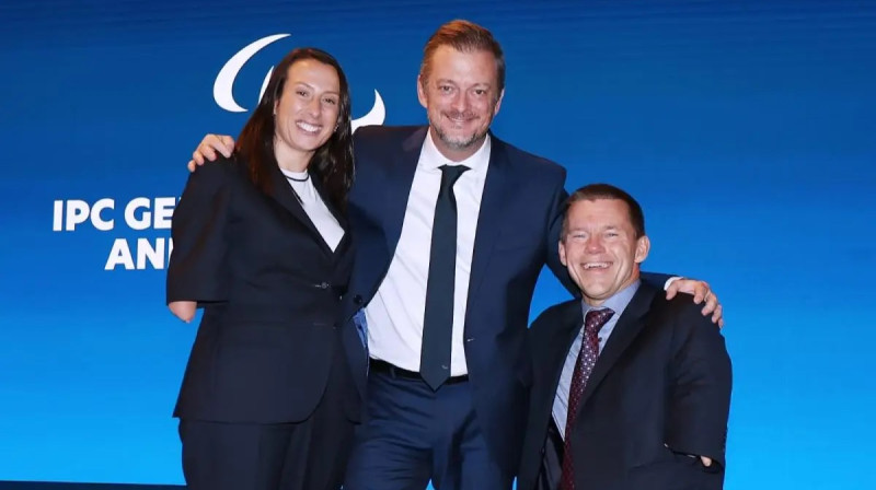 No kreisās: Leila Markeša Mota, Endrū Pārsonss un Jons Petersons. Foto: IPC