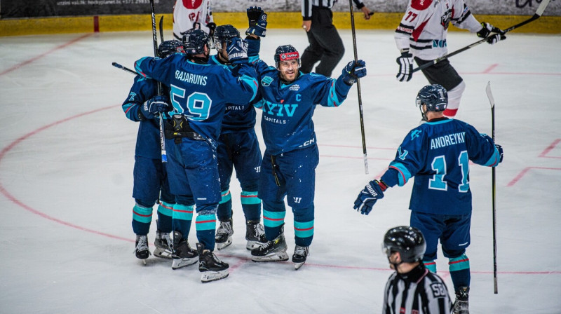 Mārtiņš Karsums un Kijivas "Capitals" hokejisti. Foto: HC Kyiv Capitals