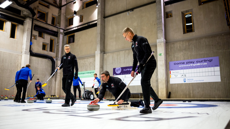 No kreisās: Jānis Klīve, Mārtiņš Trukšāns, Aivars Avotiņš
Foto: Curling Tallinn / Andres Mets