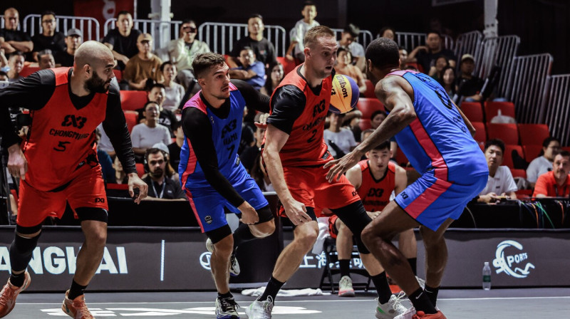 Kārlis Lasmanis ar bumbu. Foto: FIBA