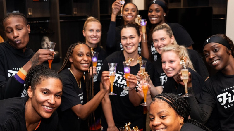 "Mercury" basketbolistes svin iekļūšanu WNBA finālā. Foto: Phoenix Mercury