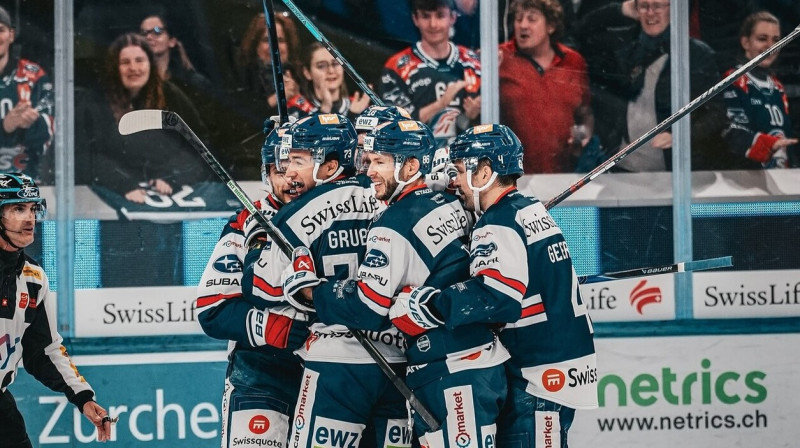 Cīrihes "Lions" hokejisti pēc vārtu guvuma. Foto: ZSC Lions