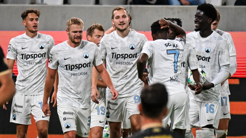 Raimonds Krollis ar komandas biedriem. Foto: FC Slovan Liberec