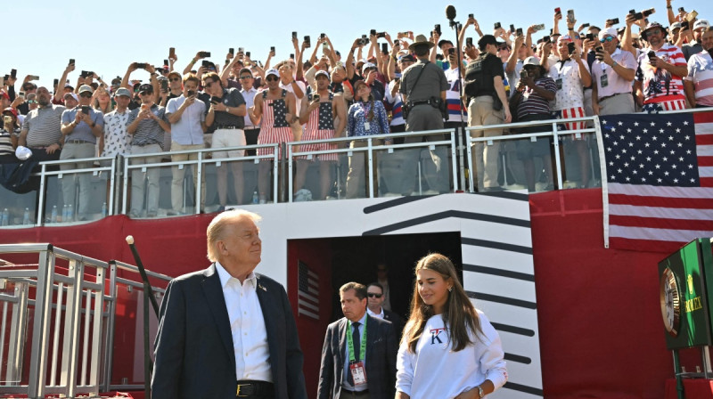 ASV prezidents Donalds Tramps un jaunā golfere Kaja Trampa ierodas uz Raidera kausu. Foto: AFP/Scanpix