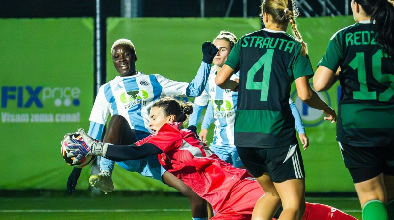 Sjerraleoniete Kumba Zainaba Brima cīņā par bumbu pret Ķekavas "Audas" vārtsardzi Lauru Skujevsku. Foto: Riga FC Women