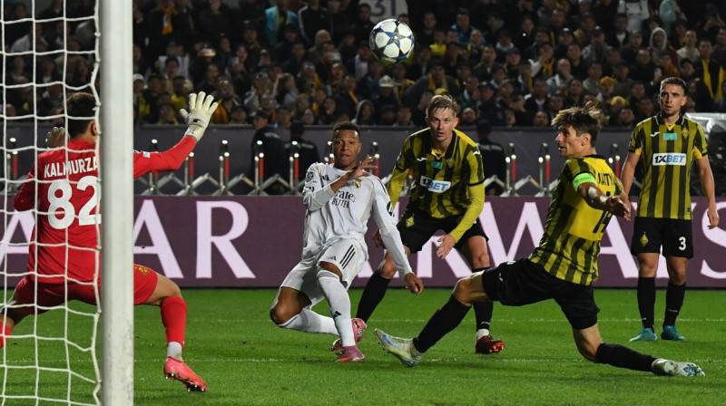 Kiljans Mbapē cīņā Almati. Foto: Vyacheslav Oseledko/AFP/Scanpix