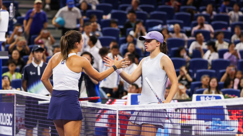Emma Navarro un Iga Švjonteka. Foto: WTA