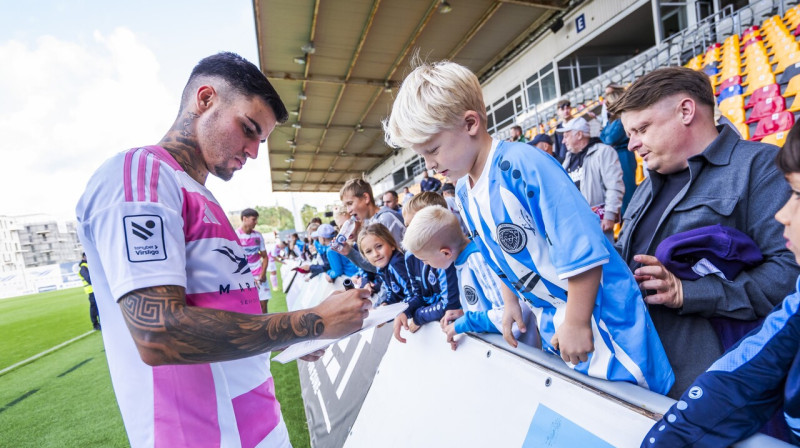 Brajans Penja, dalot parakstus. Foto: Riga FC