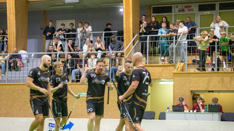 Ansis Auzāms (centrā) ticis pie 500.punkta, foto: Floorball.lv