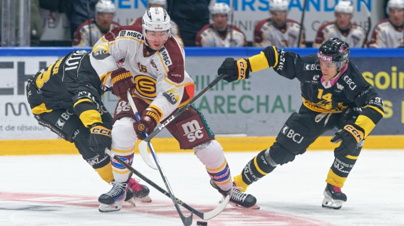 Emīls Veckaktiņš (Nr. 14) cīņā par ripu. Foto: Giuseppe Velletri/Zumapress.com/Scanpix