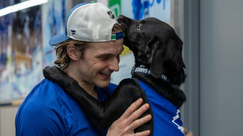 Teodors Bļugers un suns. Foto: Vancouver Canucks