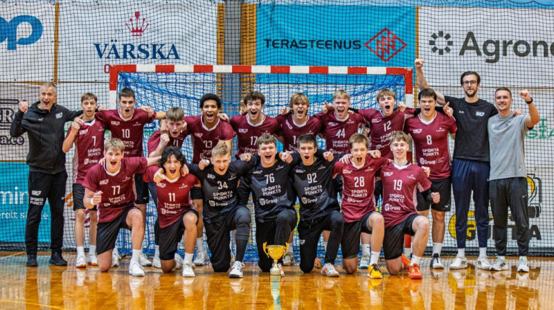 Latvijas U18 izlase ar izcīnīto Baltijas kausu. Foto: Karl-Fredy Kruup/Estonian Handball Federation